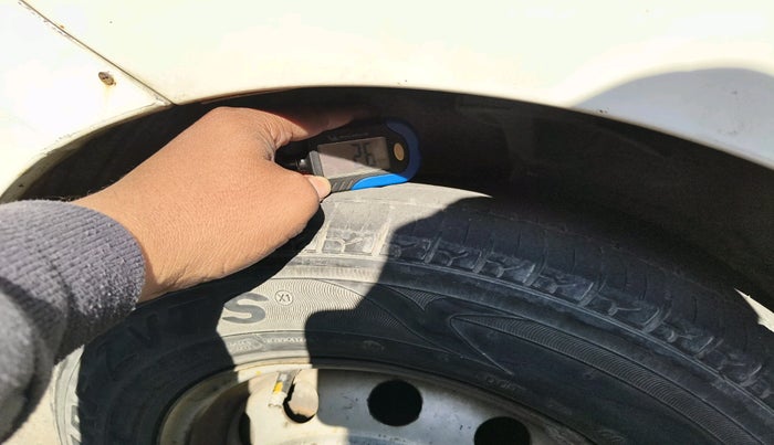 2014 Hyundai Eon ERA +, Petrol, Manual, 61,505 km, tyre