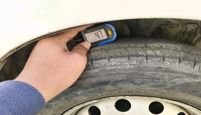 2014 Hyundai Eon ERA +, Petrol, Manual, 61,505 km, tyre