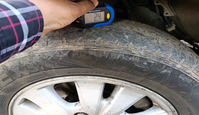 2011 Toyota Innova V 2.5 8 STR, Diesel, Manual, 4,08,941 km, tyre