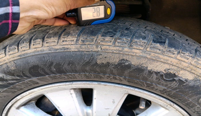 2011 Toyota Innova V 2.5 8 STR, Diesel, Manual, 4,08,941 km, tyre