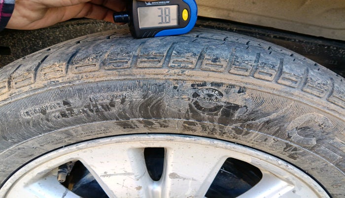 2011 Toyota Innova V 2.5 8 STR, Diesel, Manual, 4,08,941 km, tyre