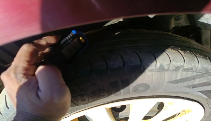 2015 Maruti Swift Dzire VXI, Petrol, Manual, 82,616 km, tyre