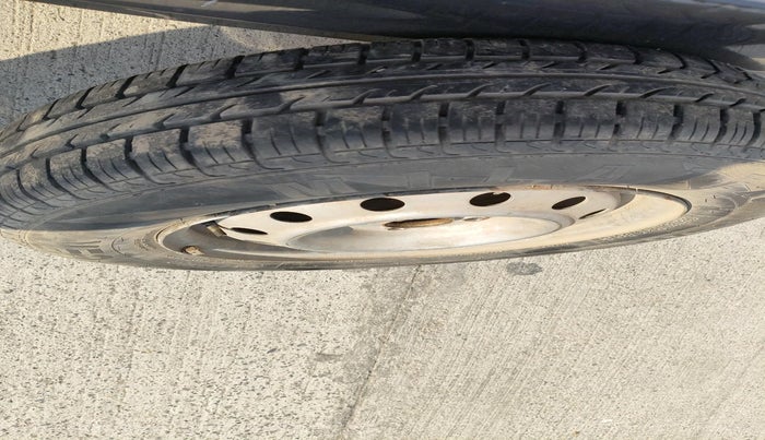 2013 Maruti Swift LXI, Petrol, Manual, 1,29,022 km, tyre