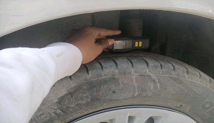 2016 Maruti Swift LXI (O), Petrol, Manual, 86,293 km, tyre