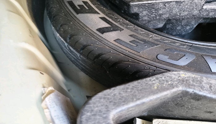 2012 Volkswagen Vento HIGHLINE DIESEL 1.6, Diesel, Manual, 1,10,215 km, tyre