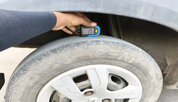 2015 Renault Kwid RXL, Petrol, Manual, 1,20,871 km, tyre