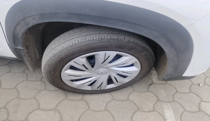 2025 Renault Kiger RXL AMT, Petrol, Automatic, 8,500 km, tyre