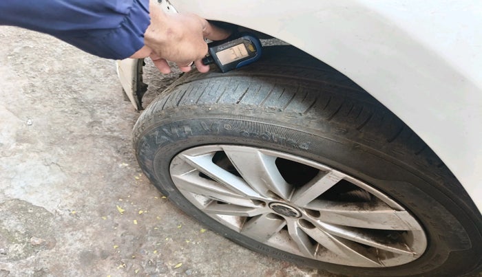 2015 Volkswagen Polo HIGHLINE1.5L, Diesel, Manual, 1,12,646 km, tyre