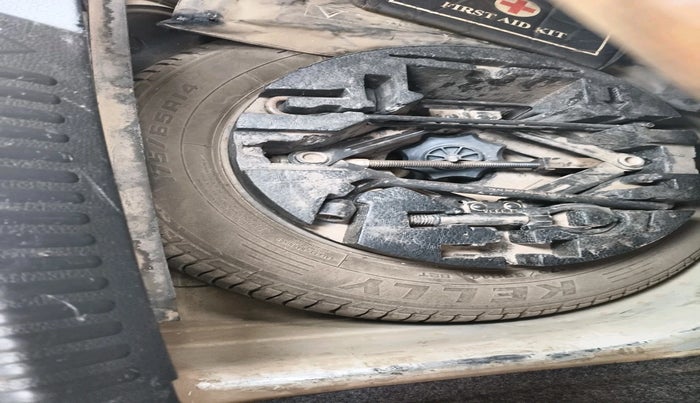 2015 Volkswagen Polo HIGHLINE1.5L, Diesel, Manual, 1,12,646 km, tyre