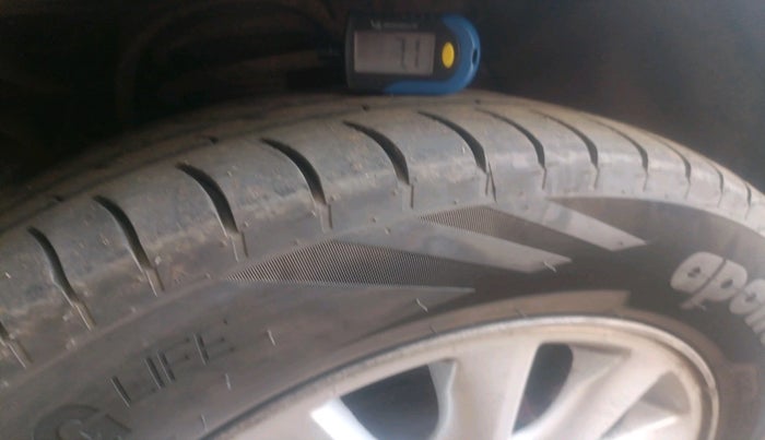 2012 Toyota Innova VX 2.5 7 STR, Diesel, Manual, 2,47,504 km, tyre