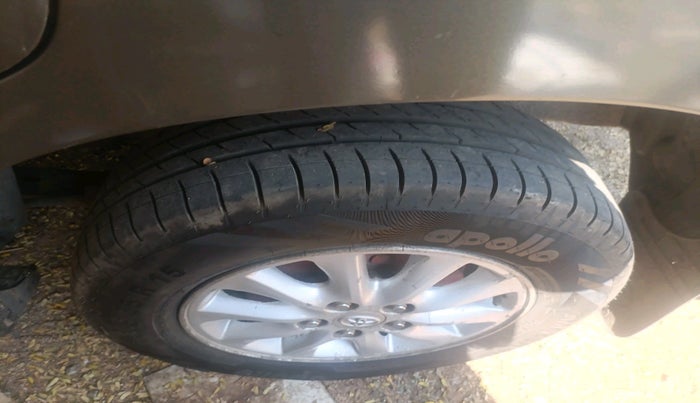 2012 Toyota Innova VX 2.5 7 STR, Diesel, Manual, 2,47,504 km, tyre