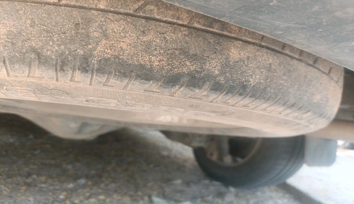 2012 Toyota Innova VX 2.5 7 STR, Diesel, Manual, 2,47,504 km, tyre