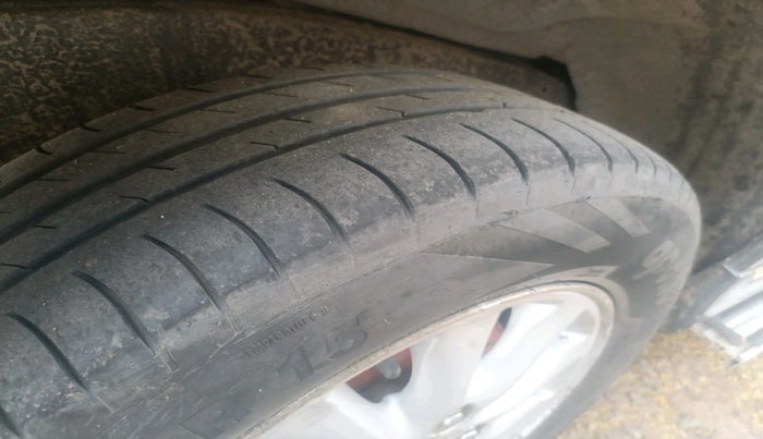 2012 Toyota Innova VX 2.5 7 STR, Diesel, Manual, 2,47,504 km, tyre