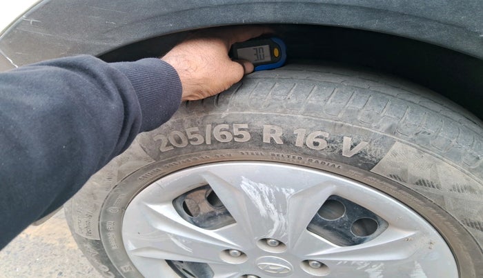 2016 Hyundai Creta BASE 1.6 PETROL, Petrol, Manual, 1,12,415 km, tyre