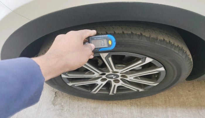 2022 Mahindra XUV700 AX 7 P AT 7 STR, Petrol, Automatic, 91,371 km, tyre