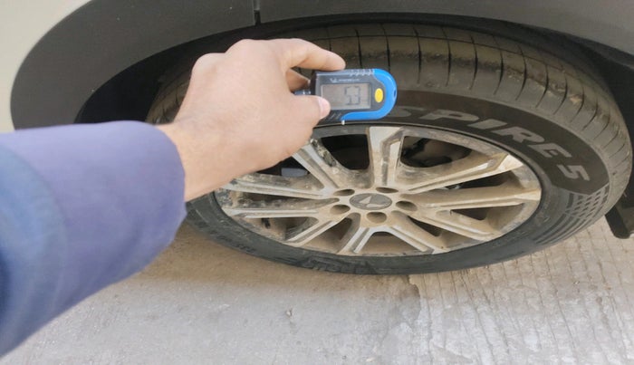 2022 Mahindra XUV700 AX 7 P AT 7 STR, Petrol, Automatic, 91,371 km, tyre