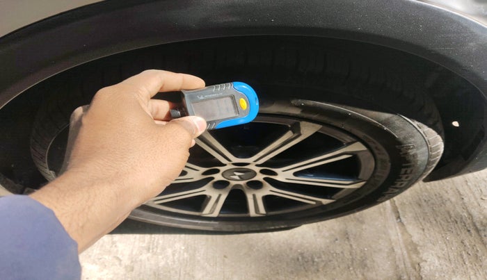 2022 Mahindra XUV700 AX 7 P AT 7 STR, Petrol, Automatic, 91,371 km, tyre