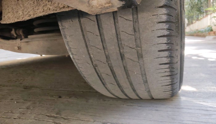 2022 Mahindra XUV700 AX 7 P AT 7 STR, Petrol, Automatic, 91,371 km, tyre