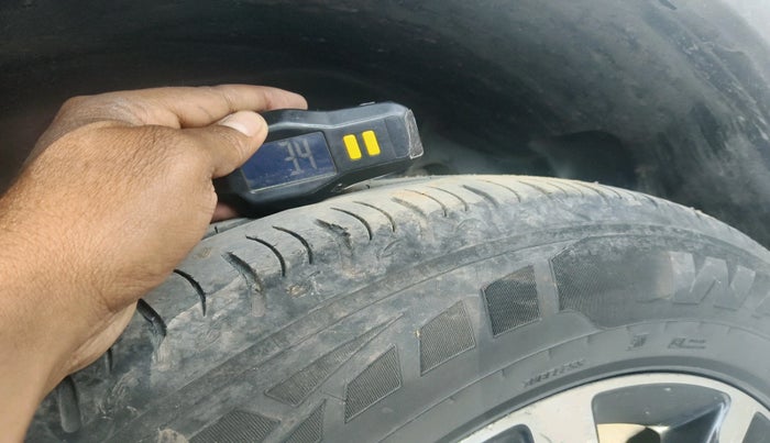 2018 Mahindra XUV500 W11, Diesel, Manual, 2,01,853 km, tyre