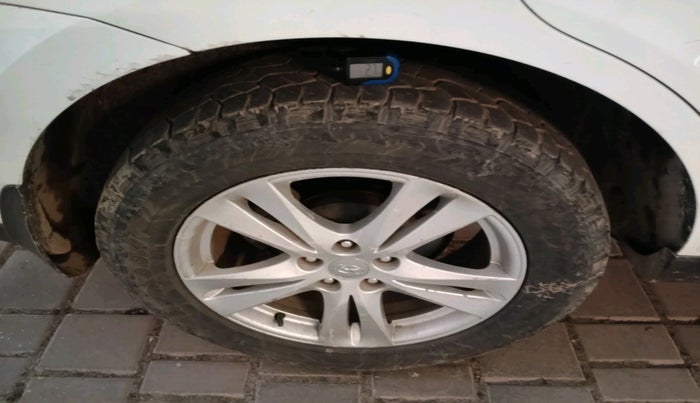 2013 Hyundai Santa Fe 2 WD, Diesel, Manual, 80,585 km, tyre