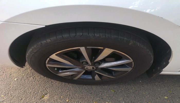 2022 Skoda SLAVIA STYLE 1.0L TSI MT, Petrol, Manual, 63,414 km, tyre