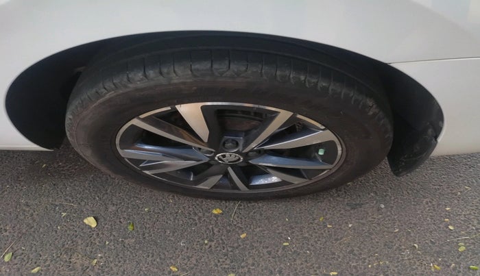 2022 Skoda SLAVIA STYLE 1.0L TSI MT, Petrol, Manual, 63,414 km, tyre