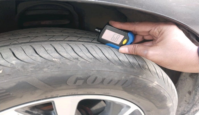 2021 Toyota Innova Crysta 2.4 GX AT 7 STR, Diesel, Automatic, 61,249 km, tyre