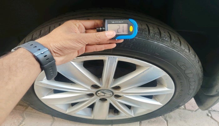 2016 Volkswagen Vento HIGHLINE 1.5 AT, Diesel, Automatic, 1,12,383 km, tyre