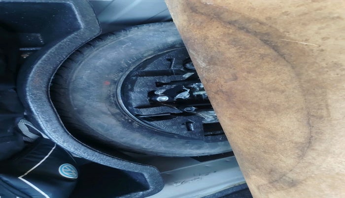 2016 Volkswagen Vento HIGHLINE 1.5 AT, Diesel, Automatic, 1,12,383 km, tyre