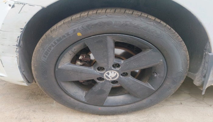 2015 Skoda Rapid 1.5 TDI CR ELEGANCE PLUS, Diesel, Manual, 1,22,387 km, tyre