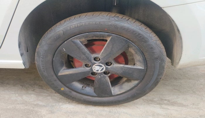 2015 Skoda Rapid 1.5 TDI CR ELEGANCE PLUS, Diesel, Manual, 1,22,387 km, tyre