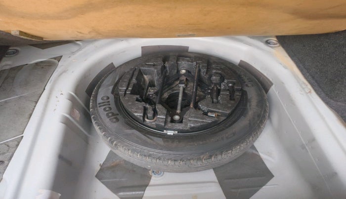 2015 Skoda Rapid 1.5 TDI CR ELEGANCE PLUS, Diesel, Manual, 1,22,387 km, tyre