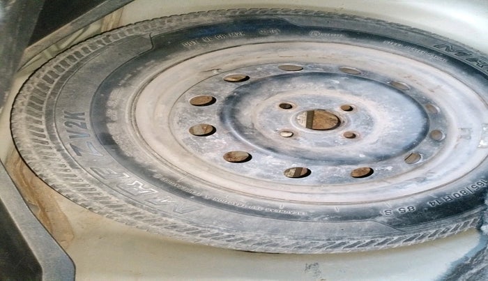 2011 Maruti Swift VXI, Petrol, Manual, 1,02,373 km, tyre