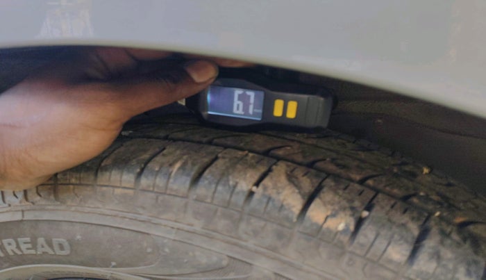 2015 Maruti Swift VXI, Petrol, Manual, 77,860 km, tyre