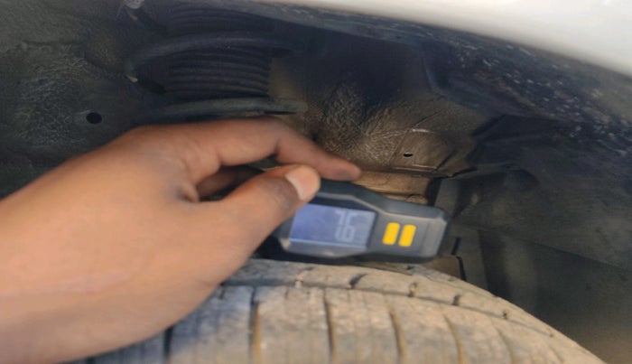 2015 Maruti Swift VXI, Petrol, Manual, 77,860 km, tyre