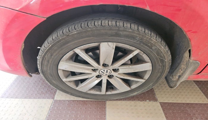 2016 Volkswagen Polo HIGHLINE1.2L, Petrol, Manual, 1,04,662 km, tyre