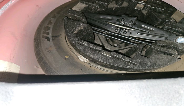 2016 Volkswagen Polo HIGHLINE1.2L, Petrol, Manual, 1,04,662 km, tyre