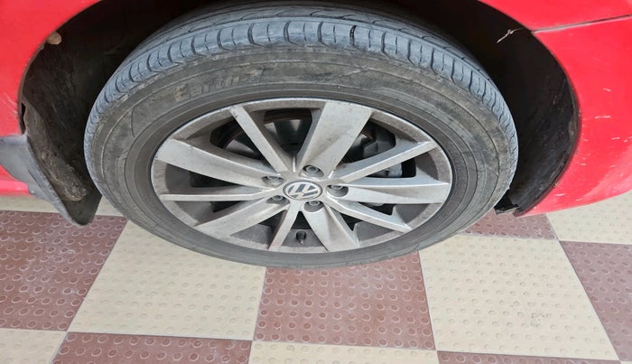 2016 Volkswagen Polo HIGHLINE1.2L, Petrol, Manual, 1,04,662 km, tyre