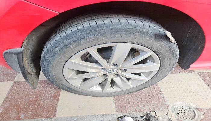 2016 Volkswagen Polo HIGHLINE1.2L, Petrol, Manual, 1,04,662 km, tyre