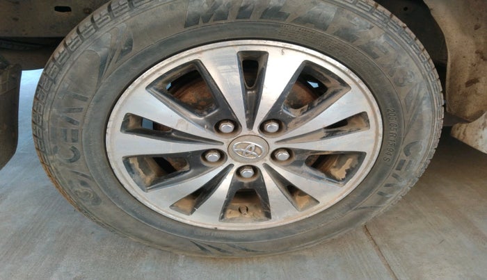 2015 Toyota Innova 2.5 VX 8 STR, Diesel, Manual, 1,50,700 km, tyre