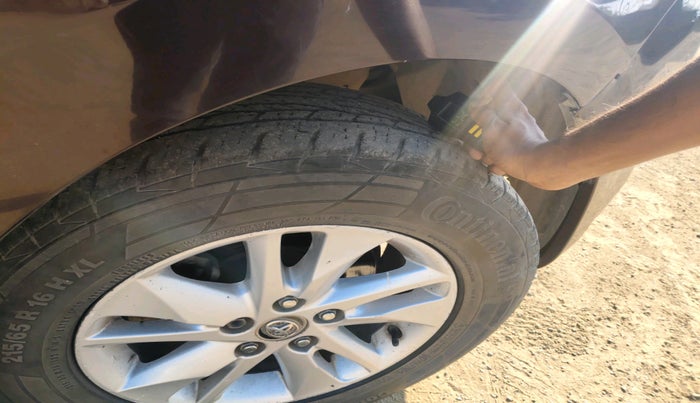 2017 Toyota Innova Crysta 2.4 VX 7 STR, Diesel, Manual, 1,55,901 km, tyre