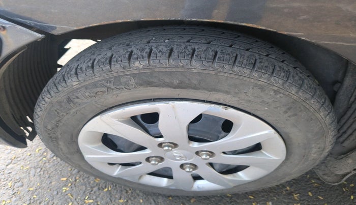 2016 Hyundai Eon MAGNA +, Petrol, Manual, 77,237 km, tyre