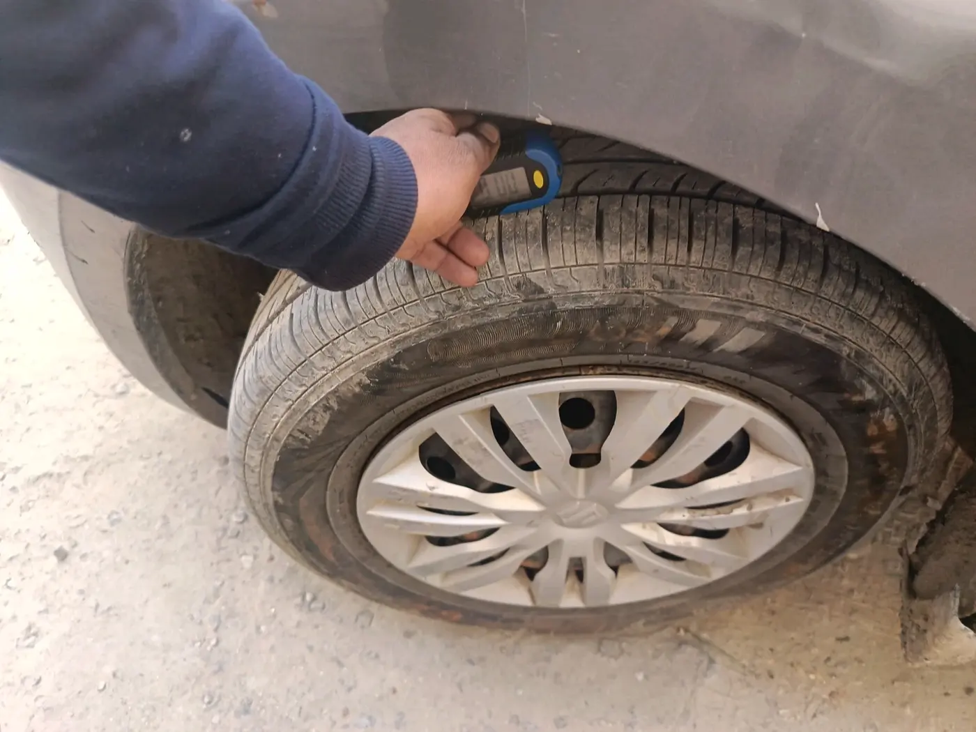 2018 Maruti Dzire VXI AMT, CNG, Automatic, 1,18,492 km, tyre