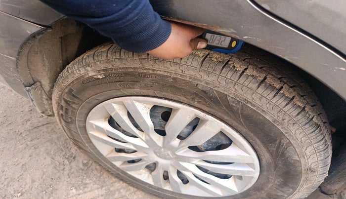 2018 Maruti Dzire VXI AMT, Petrol, Automatic, 1,18,492 km, tyre