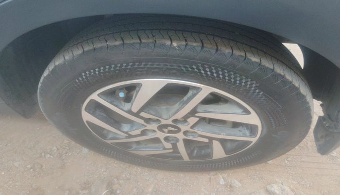 2024 Mahindra XUV 3XO AX5L 1.2 TGDi AT, Petrol, Automatic, 32,915 km, tyre