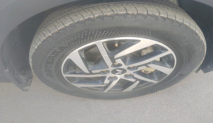 2024 Mahindra XUV 3XO AX5L 1.2 TGDi AT, Petrol, Automatic, 32,915 km, tyre