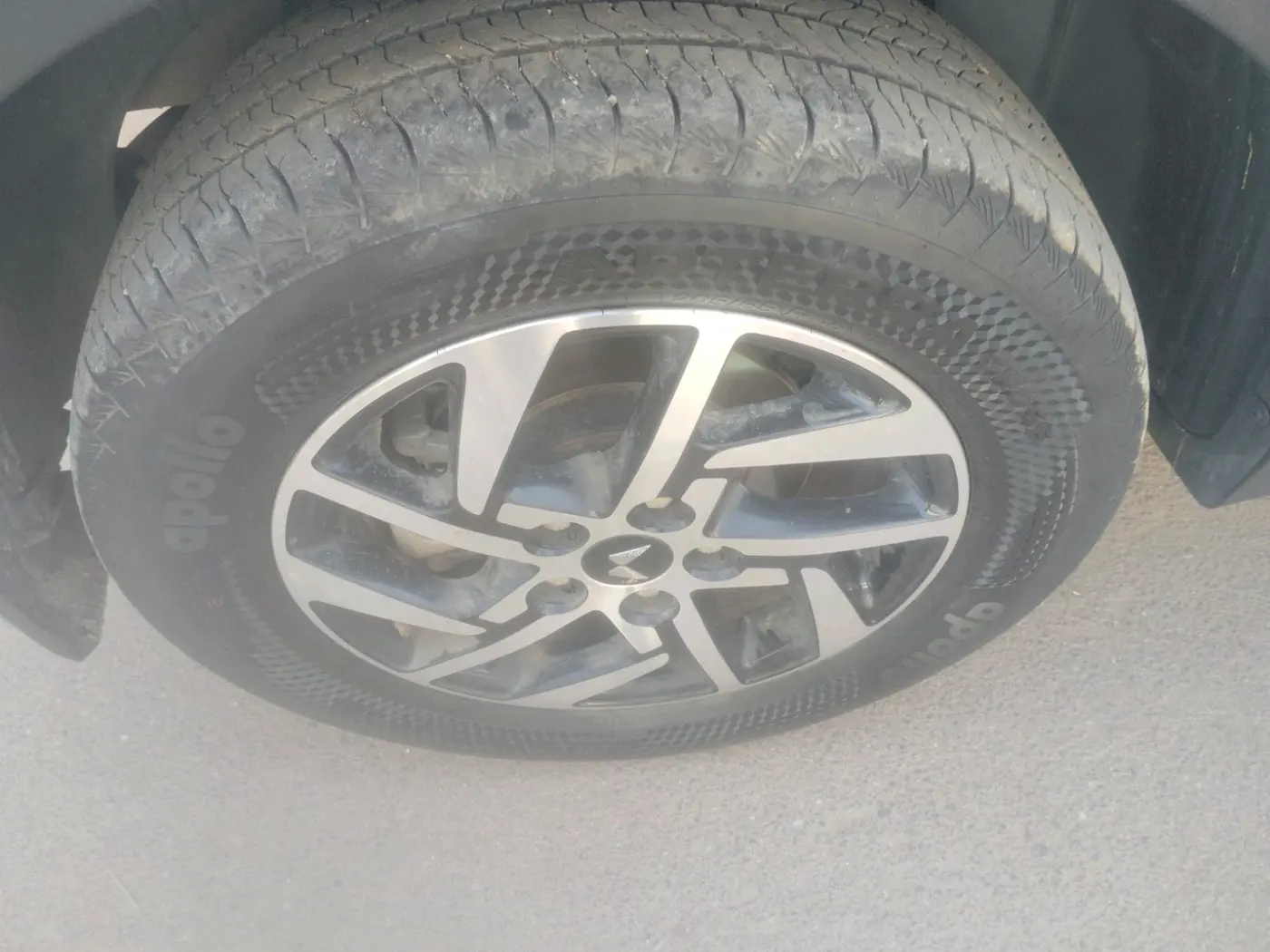 2024 Mahindra XUV 3XO AX5L 1.2 TGDi AT, Petrol, Automatic, 37,000 km, tyre