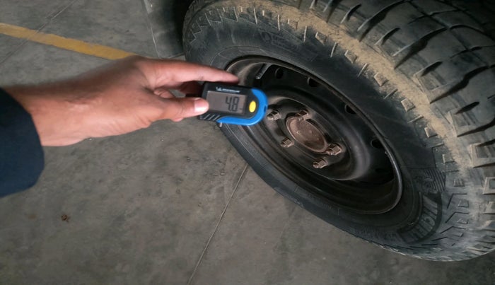 2013 Mahindra Scorpio SLE, Diesel, Manual, 1,62,559 km, tyre