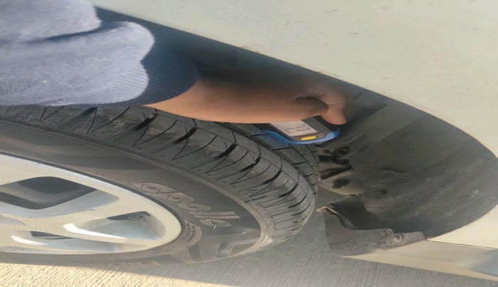 2017 Renault Duster RXL PETROL, Petrol, Manual, 1,70,101 km, tyre