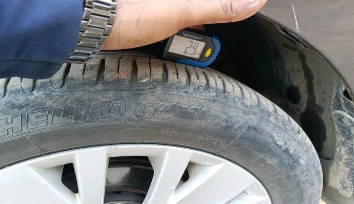 2015 Volkswagen Vento HIGHLINE 1.5 AT, Diesel, Automatic, 1,28,760 km, tyre